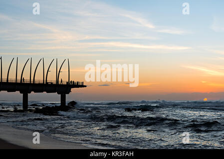 Blick auf den Indischen Ozean durch das Millennium Pier in Umhlanga Rocks bei Sonnenaufgang Stockfoto