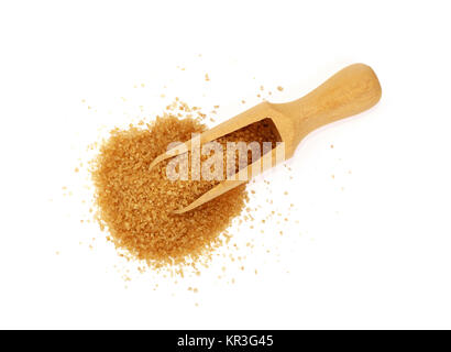 Schließen Sie einen hölzernen Schaufeln Löffel voll der rohen brauner Rohrzucker mit Einklemmschutz verschüttet und überall, auf weißem Hintergrund, erhöhte Ansicht von oben, di Stockfoto