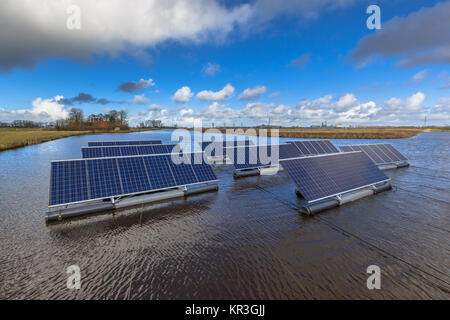 Gruppe von Fotovoltaikanlagen floating auf offenen Gewässern können stellen eine ernsthafte Alternative zu Boden Solaranlagen montiert Stockfoto