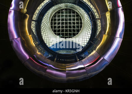 Blick von den unteren Ebenen nach oben durch die Oculus zum Himmel Reflector-Net oben auf der Fulton Mitte Transit Hub, Manhattan, New York, USA Stockfoto