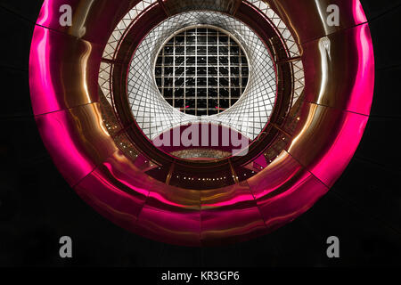 Blick von den unteren Ebenen nach oben durch die Oculus zum Himmel Reflector-Net oben auf der Fulton Mitte Transit Hub, Manhattan, New York, USA Stockfoto