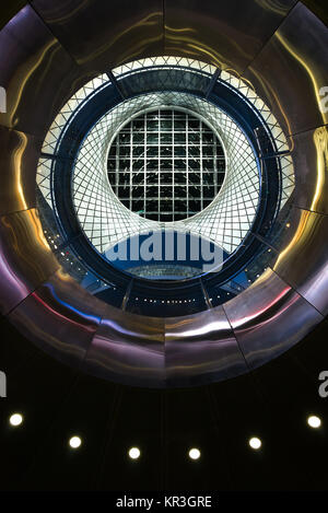 Blick von den unteren Ebenen nach oben durch die Oculus zum Himmel Reflector-Net oben auf der Fulton Mitte Transit Hub, Manhattan, New York, USA Stockfoto