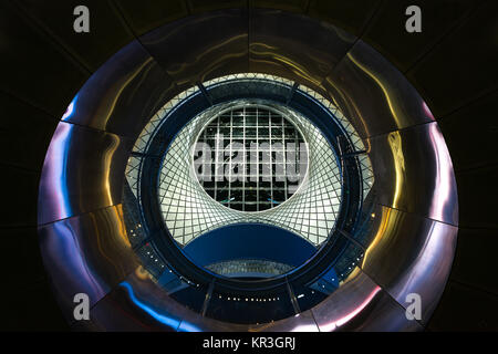 Blick von den unteren Ebenen nach oben durch die Oculus zum Himmel Reflector-Net oben auf der Fulton Mitte Transit Hub, Manhattan, New York, USA Stockfoto