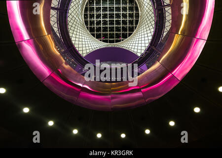 Blick von den unteren Ebenen nach oben durch die Oculus zum Himmel Reflector-Net oben auf der Fulton Mitte Transit Hub, Manhattan, New York, USA Stockfoto