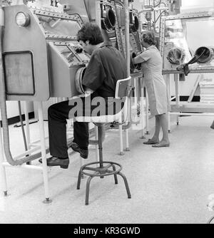 Eine inszenierte Fotografie, Mikrobiologen arbeiten mit maximale Serveranzahl Laborgeräte, 1975. Diese inszenierte Fotografie zeigt Dr. Herta Wulff und James V. Lange, Mikrobiologen, arbeiten in CDC maximale Serveranzahl Lab in der Mitte der 70er Jahre, 1975. Mit freundlicher CDC/Katherine Herrn. Stockfoto