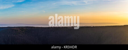 Malerische Wald von Kyffhaeuser Denkmal im Sonnenuntergang gesehen Stockfoto