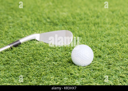 Golfbälle und Golf Club auf grünem Gras Stockfoto