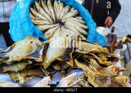 Gesalzener Fisch Produkte für den Verkauf an einem Markt in Spanien Abschaltdruck Stockfoto