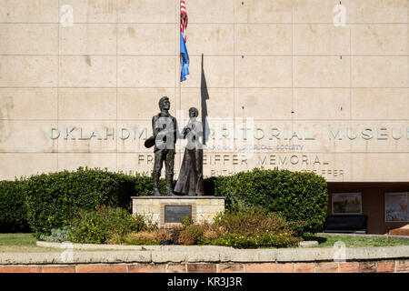 Außen an der Oklahoma territorialen Museum und die Statue eines Oklahoma Cowboy und einer Indianerin. Guthrie, Oklahoma, USA. Stockfoto