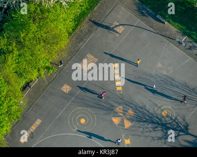 Basketball Court, Parkplätze auf dem Ingenhammershof, player Silhouetten, Zeichnungen auf dem Asphalt, Straße malen, Neumühler Straße, Kochstraße, in der Nähe der Landschaft Stockfoto