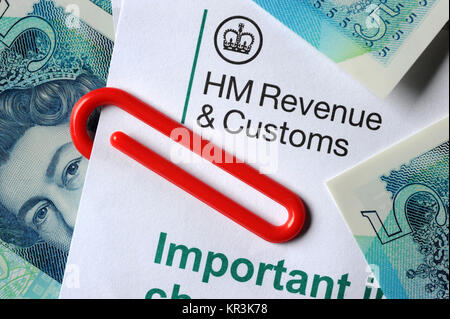 HMRC FINANZAMT EIN SCHREIBEN MIT NEUEN FÜNF PFUND NOTEN UND BÜROKLAMMER RE STEUER H M EINNAHMEN UND ZOLL STEUERN EINKOMMEN UK Stockfoto