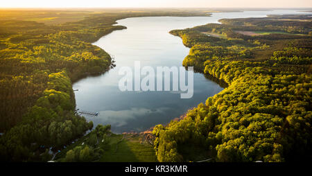 Plauer See mit Ferienwohnungen, Stuer, Mecklenburgische Seenplatte, Mecklenburger Seenplatte, Mecklenburg-Vorpommern, Deutschland, Stuer, Mecklenburg L Stockfoto