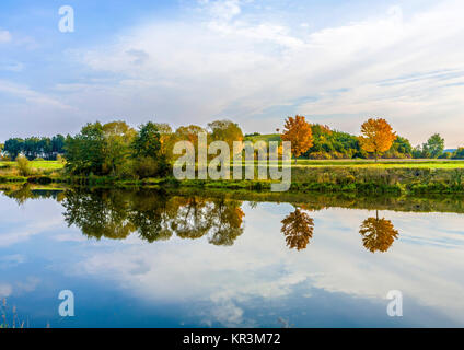 Malerische Reflexion der Bäume in Tauber Stockfoto