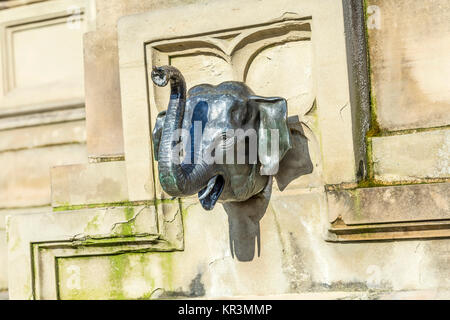 Elefant Kopf an der Johannes-Gutenberg-Denkmal auf dem südlichen Roßmarkt (1854-1858, des Bildhauers Eduard Schmidt von der Launitz). Johannes Gutenberg - der Erfinder des Buchdrucks. Frankfurt am Main, Deutschland. Stockfoto