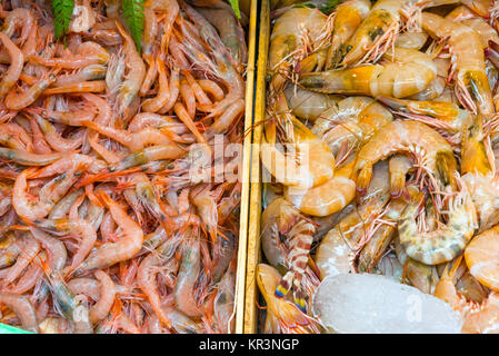 Garnelen auf der berühmten boqueria Markt in Barcelona. Stockfoto