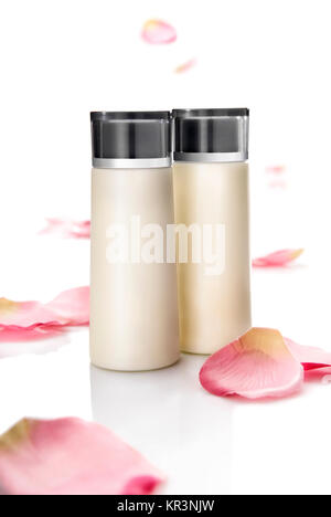 Zwei leere kosmetische Flaschen auf Rose's Blütenblätter Stockfoto