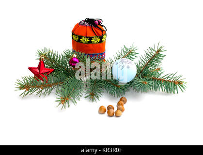 Weihnachten, Tannenbaum Zweig mit Ornament, eine Tasche mit Geschenken und Nüsschen Stockfoto