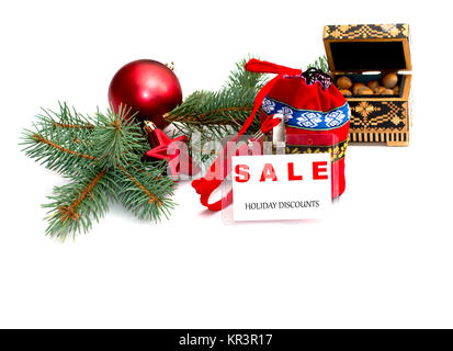Fir Tree Branch, Tasche, Haselnüsse und mit Verkauf eine Inschrift des Neuen Jahres label Stockfoto