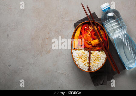 Holz- Mittagessen Safe mit gesunden Lebensmitteln bereit, bei der Arbeit oder in der Schule, die Vorbereitung von Mahlzeiten oder Diäten Konzept zu gehen. Auf einem alten steinernen Tisch mit Rost. Top vie Stockfoto