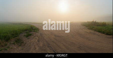 Nebel über der Straße Stockfoto