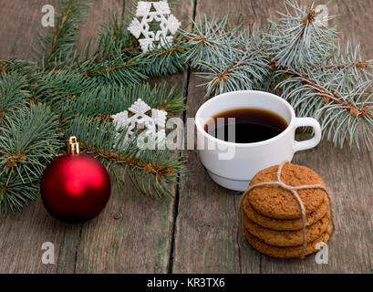 die Tanne Äste mit Ornament, Kaffee Backen und Schneeflocken dekoriert Stockfoto