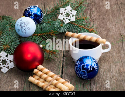 die Tanne Zweig dekoriert mit Kugeln und eine Schneeflocke Kaffee und backen Stockfoto