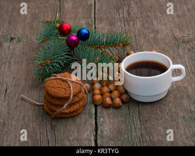 Kaffee, Tanne Zweig, Verknüpfung von Haferflocken Cookies und Wald Nüsschen Stockfoto