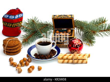 Rote Beutel, Kaffee, Fir Tree Branch, Schatulle und Wald nutlets Stockfoto