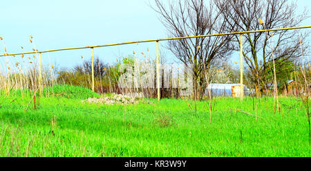 Gasleitung auf dem Hintergrund von Gras Stockfoto