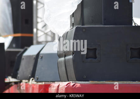 Musikalische Spalten am Rande der Bühne Stockfoto