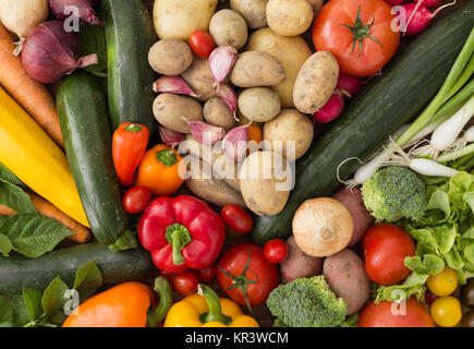 Gemüse in eine bunte Gruppe als natürlicher Stil des Lebens Stockfoto