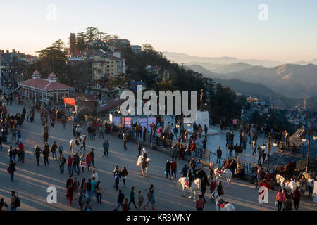 Masse der Leute auf dem Grat in Shimla, Indien Stockfoto