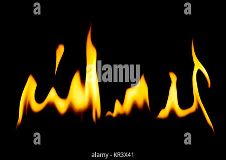 Horizontale Reihe von gelben Heiß brennenden Flammen über schwarzen Hintergrund für Konzepte über Grill oder Heizung Stockfoto