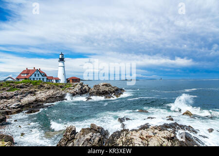 Ein Blick auf die Portland Head Light, nach einem Sommer am Nachmittag Gewitter entlang der felsigen Küste von Maine. Stockfoto