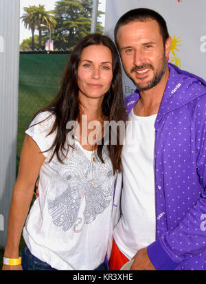 LOS ANGELES, Ca - Juni 08: (L-R) Schauspielerin Courteney Cox und Schauspieler David Arquette nehmen an der 19. jährlichen "Zeit für Helden" Nutzen für die Elisabeth Glaser Pediatric Aids Foundation in Wadsworth Theater am 8. Juni 2008 in Los Angeles, Kalifornien. Foto von Barry King/Alamy Stock Foto Stockfoto