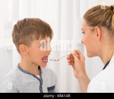 Arzt, der Medizin zu Boy Stockfoto