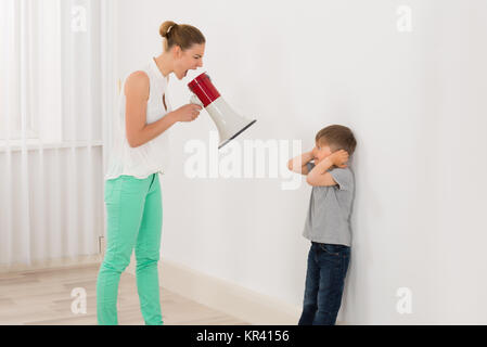 Mutter an ihren Sohn schreien Stockfoto