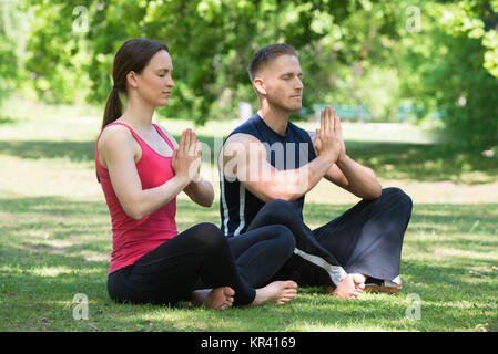 Junges Paar Üben Yoga Stockfoto