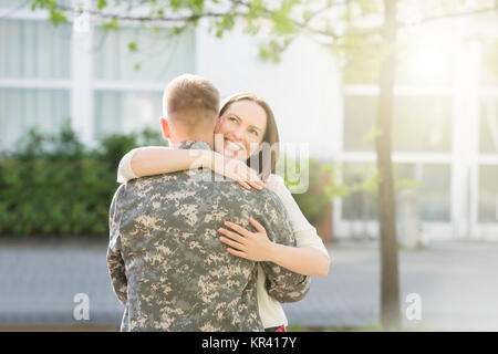 Glückliche Ehefrau umarmte ihren Mann Stockfoto