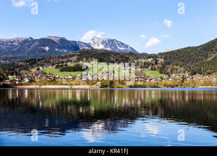 Reflexion der Bergdorf in den Hallstätter See, Österreich, Europa Stockfoto