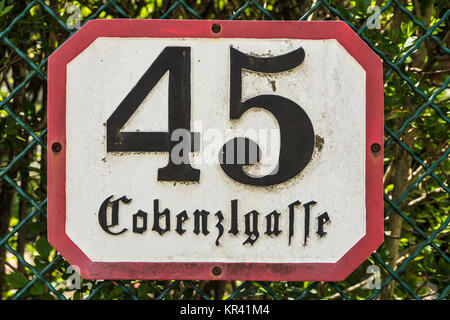 Haus Nummer 45 in der Cobenzlgasse in Wien Stockfoto