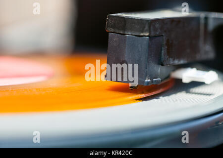 Stift der Headshell auf orange vinyl Record Stockfoto