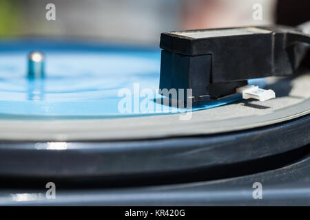 Headshell mit Stift auf Blau flexi disc Stockfoto