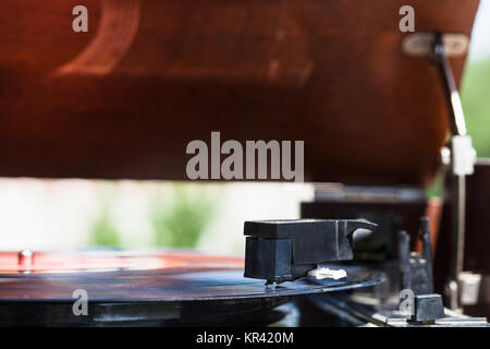 Seitenansicht der Headshell mit Stift auf Vinyl record Stockfoto