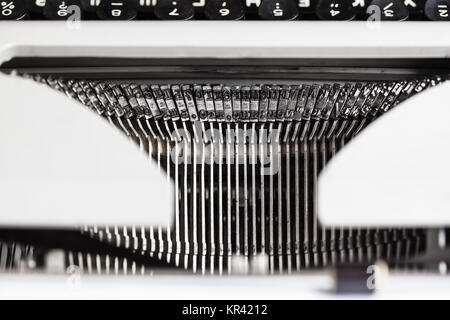 Typebars mit Buchstaben in Alte Schreibmaschine Stockfoto