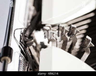 Vielen typebars arbeitet während der Arbeit an der Schreibmaschine Stockfoto