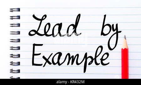 Führen durch Beispiel auf Notebook Seite geschrieben Stockfoto
