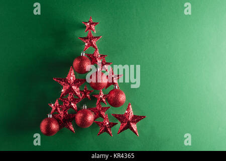 Weihnachten Baum mit roten Sternen und Flitter Stockfoto