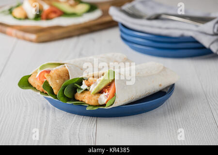 Fisch finger Wraps mit Avocado und Tomaten Stockfoto