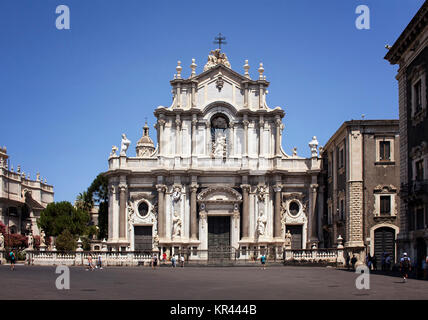 Blick auf Kathedrale Sant Agata und der Piazza del Duomo in Catania/Italien. Es ist prominent barocke Kathedrale für seine columned Fassade bekannt, Kuppeldach, Stockfoto